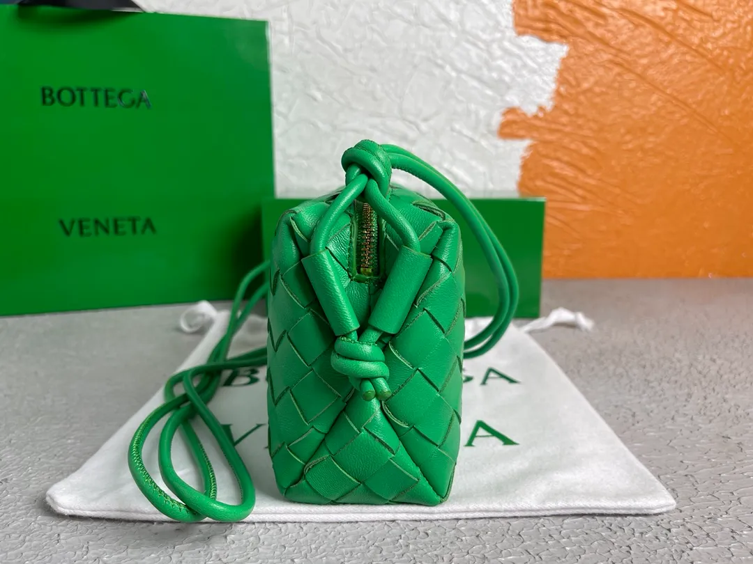 Batch 1120 BOTTEGA VENETA/Bottega 2021 new women's POUCH crossbody bag clutch, lntfecciato woven leather crossbody mini handbag, single internal open pocket, zipper closure, computer embroidered leather shoulder strap can be adjusted in length, model: 30308 Color: parrot green Origin: Italy Size: 17*12*8